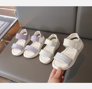 Detailansicht der Sandalen für Mädchen mit glitzernden Strassriemen in Lila und Weiß