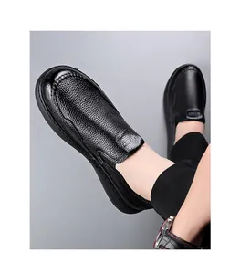 Détail en gros plan de mocassins en cuir texturé noir de qualité pour hommes avec semelle