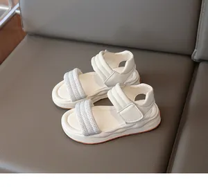 Detailansicht weißer Mädchensandalen mit Straßsteinen und gepolstertem Klettverschluss