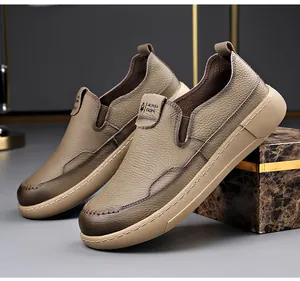 Gros plan sur des mocassins en cuir kaki avec semelles épaisses souples et texture