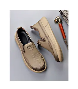 Détail de la texture du cuir grainé sur les mocassins décontractés kaki pour homme.