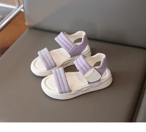 Detailansicht lila Mädchensandalen mit glitzernden Strassriemen und robusten weißen Sohlen