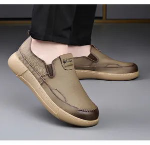 Vue latérale détaillée de mocassins en cuir kaki pour hommes à semelle épaisse souple