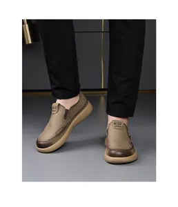 Détail de mocassins en cuir marron pour hommes avec semelles compensées souples