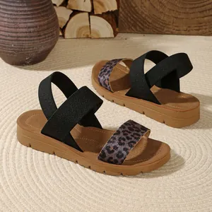 Sandali bassi comodi da donna con stampa leopardata, cinturini elastici e suola morbida