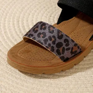 Dettaglio ravvicinato della fascia leopardata e suola morbida di un sandalo sportivo da donna