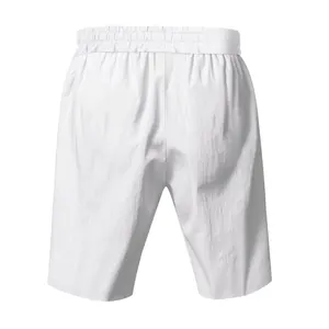 Vista trasera de pantalones cortos casuales de lino blanco transpirable para hombre