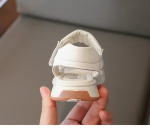 Rückansicht-Detail einer weißen Mädchensandale mit strapazierfähiger Gummisohle