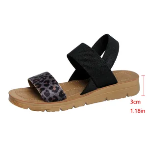 Vista dettagliata del comodo sandalo leopardato da donna con misura del tacco di 3 cm