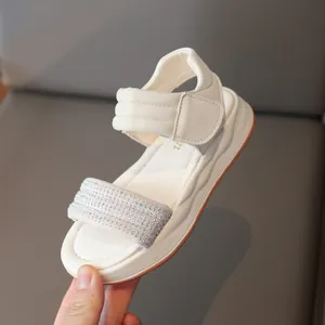 Elegante weiße Mädchen-Prinzessin-Sandalen mit Strassriemen und weicher dicker Sohle