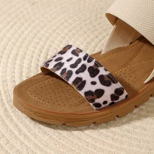 Dettaglio del cinturino leopardato su comodi sandali casual piatti da donna con suola morbida