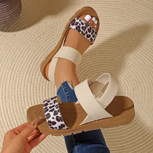 Sandali comodi da donna con stampa leopardata e cinturini elastici beige eleganti.