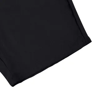 Dettaglio ravvicinato dei pantaloncini in lino nero traspirante con cuciture e trama