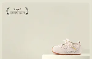 Vue latérale élégante de baskets en maille pour fillettes avec détail de nœud floral beige