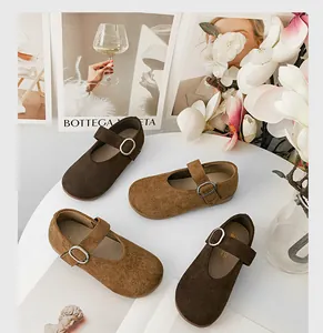 Detailansicht von Wildleder-Mary-Janes für Kinder in Braun und Hellbraun.