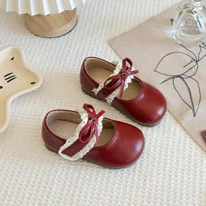 Elegante dunkelrote Mädchen-Mary-Jane-Schuhe mit Spitzenbesatz und Schleifendetail