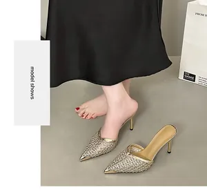 Eleganti sabot dorati a punta con maglia traforata per la moda calzature estive