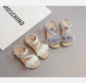 Sandales de princesse élégantes pour filles avec fleurs 3D et semelles souples pour l'été.