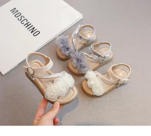 Vue détaillée montrant la décoration florale de ces sandales de princesse pour filles