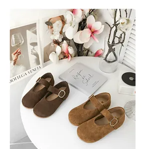 Draufsicht auf zwei Paar Wildleder-Mary-Jane-Schuhe für Mädchen in Braun und Beige