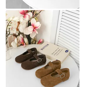 Nahaufnahme von Wildleder-Mary-Jane-Schuhen für Kinder in Braun und Hellbraun.