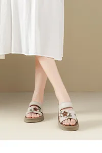 Detalle de cómodas sandalias de plataforma de piel suave con flores para mujer