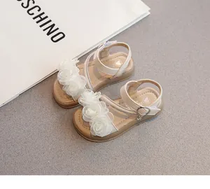Sandales d'été élégantes pour filles avec fleurs en dentelle et brides en strass brillants.