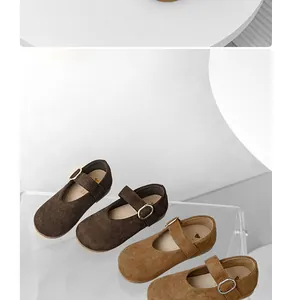 Detailaufnahme der Mary-Jane-Prinzessin-Schuhe für Kinder aus Wildleder in Braun und Camel