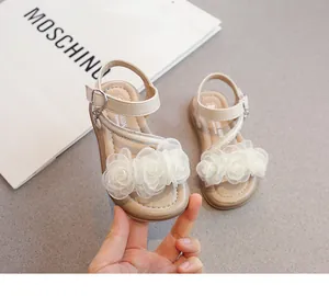 Vue détaillée des sandales de princesse beiges pour filles avec fleurs en mesh 3D et strass