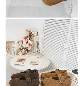 Nahaufnahme von Mädchen-Wildleder-Mary Janes in Braun und Camel mit Schnallen