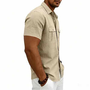 Seitenansicht eines Herren-Leinenhemdes mit kurzen Ärmeln in Beige und Brusttaschen