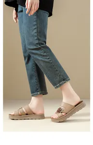Elegantes sandalias de plataforma marrones para mujer con tiras de cuero y flores