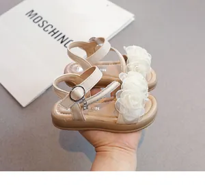 Sandales beiges pour filles avec fleurs blanches et lanières en strass