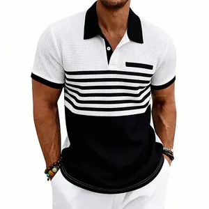 Vue détaillée du polo pour homme en maille gaufrée avec un motif à rayures contrastées