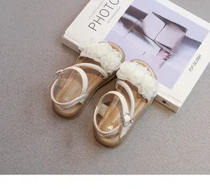 Sandales élégantes pour filles avec fleurs en dentelle et brides en strass