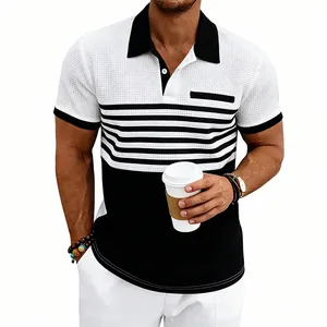 Vue détaillée du polo pour hommes en maille gaufrée avec des rayures contrastées noir et blanc