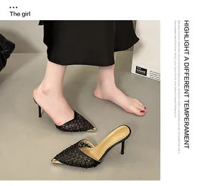 Primo piano delle sabot nere a punta con tacco alto in mesh e design elegante a spillo.