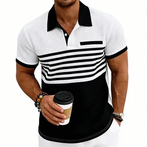 Vue détaillée d'un polo pour homme en maille gaufrée avec des rayures noires et blanches.