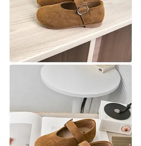 Detailaufnahme brauner Wildleder-Mary-Jane-Prinzessinenschuhe für Kleinkinder mit Schnalle