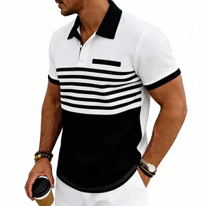 Détail d'un polo gaufré pour hommes avec rayures contrastées et poche poitrine