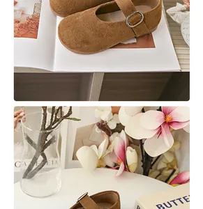 Nahaufnahme von braunen Wildleder-Mary-Janes für Mädchen mit weicher Sohle und Schnalle