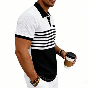 Détail rapproché du polo rayé en maille gaufrée pour homme avec col à revers décontracté