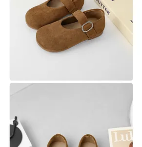 Detailansicht brauner Wildleder-Kinder-Mary-Janes Schuhe mit silberner Metallschnalle