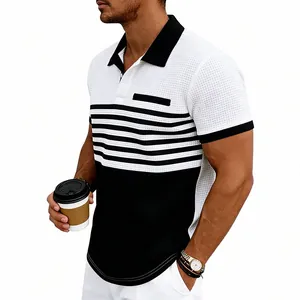 Vue détaillée du polo homme en maille gaufrée avec motif color block à rayures