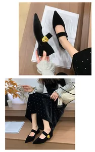 Elegante schwarze spitze Mary Jane Schuhe mit goldenem Herzdetail und 4cm Absatz.