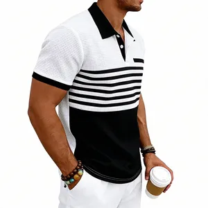 Détail d'un polo pour homme en maille gaufrée avec design à rayures
