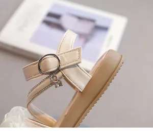 Detailansicht von Sommermädchensandalen mit Bärenanhänger und Schnallenverschluss