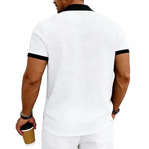 Vue arrière du polo en maille gaufrée blanche pour homme avec col et poignets contrastés.