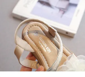 Detailansicht der beigen Mädchen-Sandalen mit modischen Blumen und Herz-Innensohle