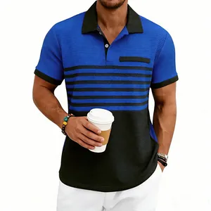 Vue détaillée d'un polo gaufré pour homme avec rayures contrastées bleu et noir.